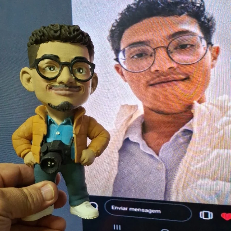 Boneco 3D personalizado inspirado em jovem fotógrafo com óculos e câmera